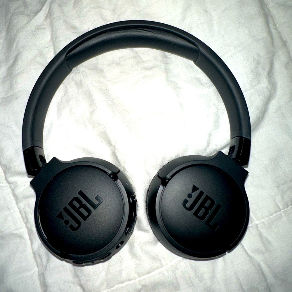 JBL Bluetooth Over the ear Headphones
